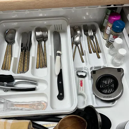 Modernes Untergeschoss-apartment *