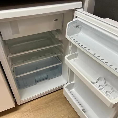 Modernes Untergeschoss-apartment Lägenhet *